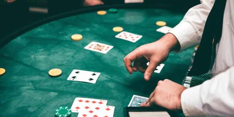Người chia bài trong casino có vai trò như thế nào?